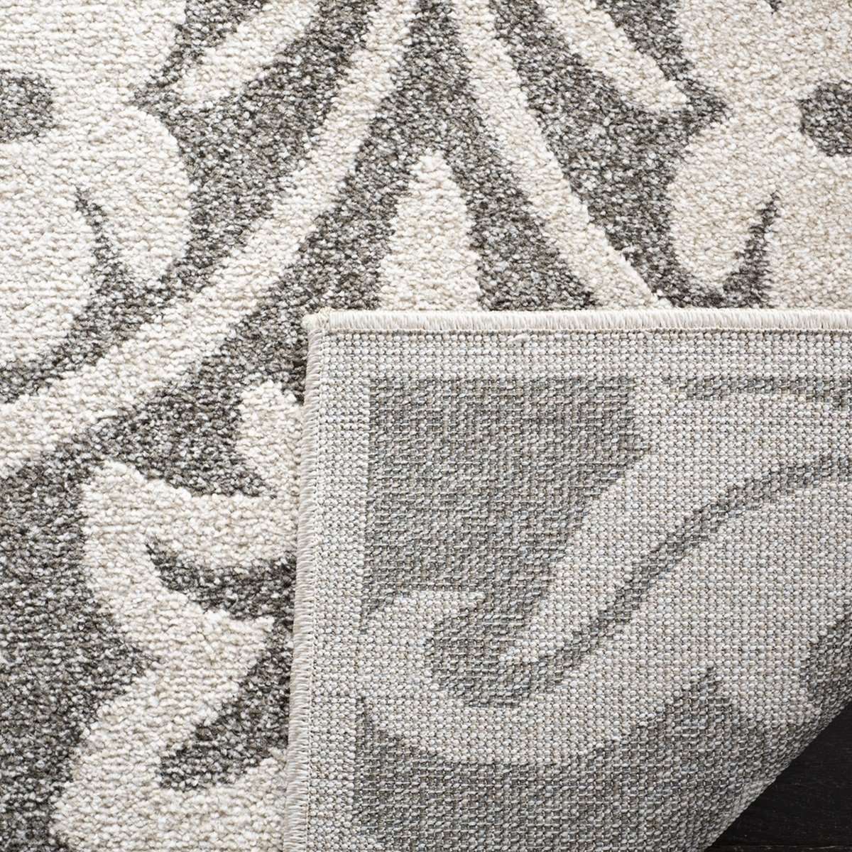 Safavieh's Amherst All-Weather Rug: Stylish & Durable for Indoor/Outdoor Spaces
