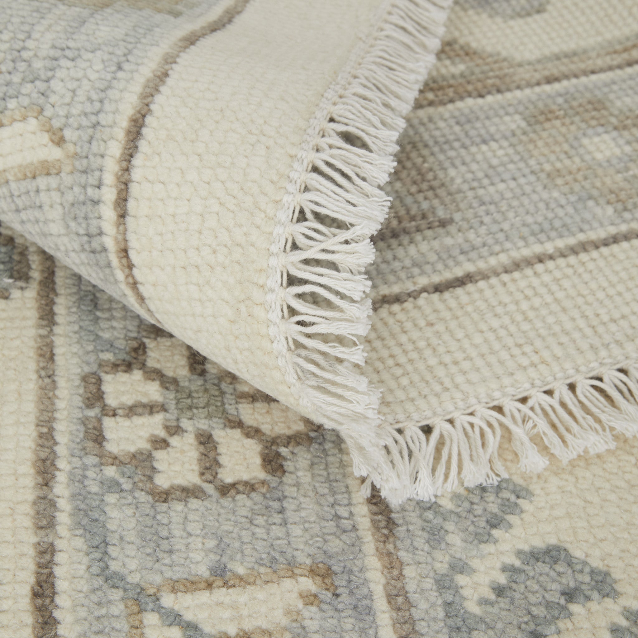 Exquisite Hand-Knotted Wool Floral Area Rug with Fringe - Stain-Resistant Design for Elegant and Stylish Living Spaces