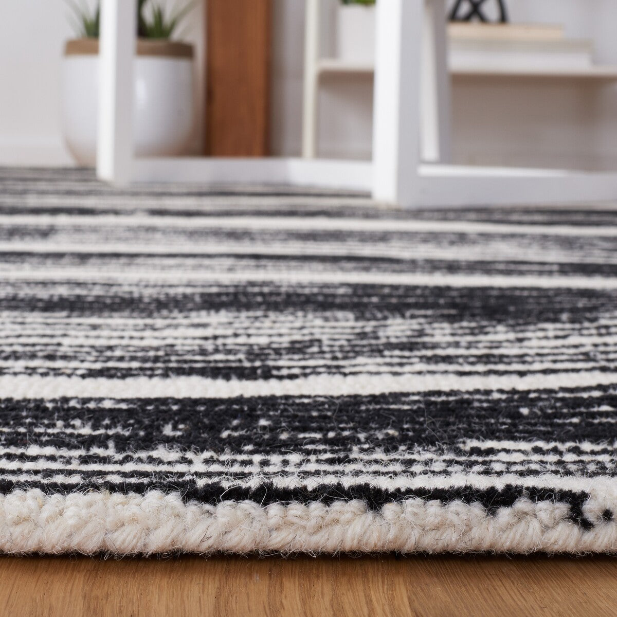 Exquisite Metro Hand - Tufted Luxury 100% Premium Indian Wool Pile Area Rug for Timeless Home Decor