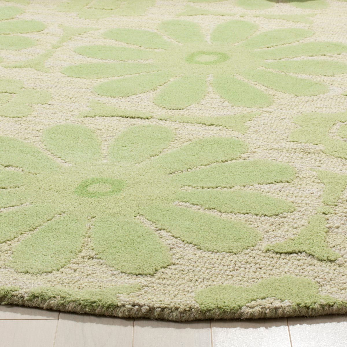 Safavieh Hand-Tufted Kids' Rug (SFK319) - Soft and Cozy Design Crafted from Wool and Cotton for Trendy Kids' Bedrooms and Play Zones