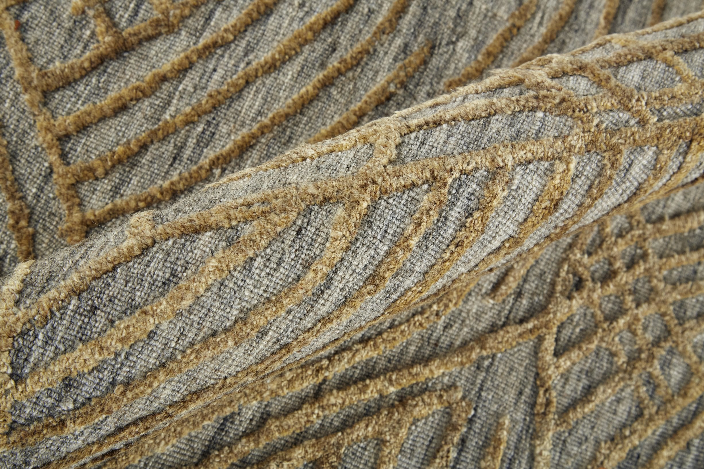 Elegant Taunton Hand-Woven Viscose/Wool Rug with Abstract High-Low Pile for Modern Homes