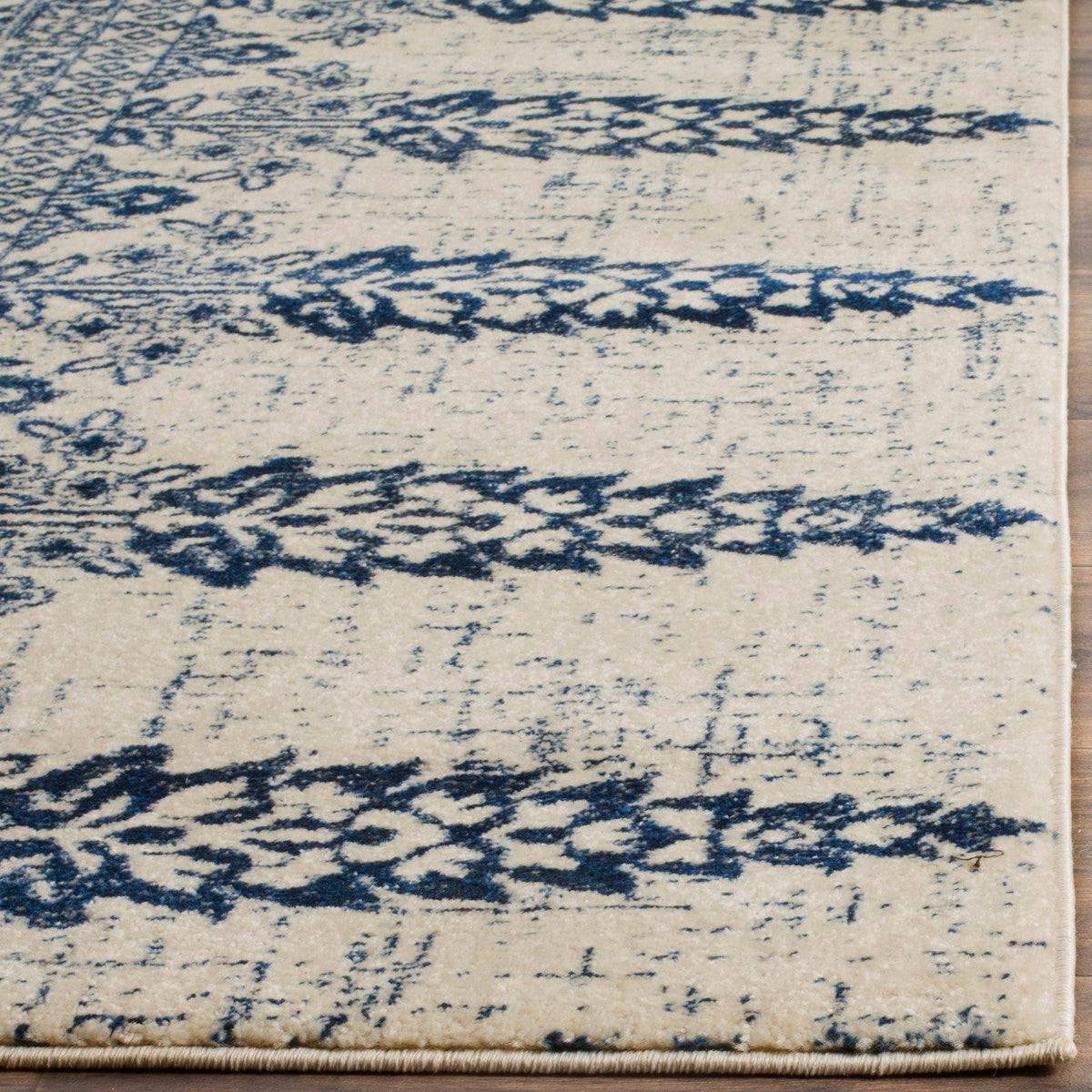Safavieh Evoke Frieze Rug: Soft, Stylish, Low - Maintenance for Every Space