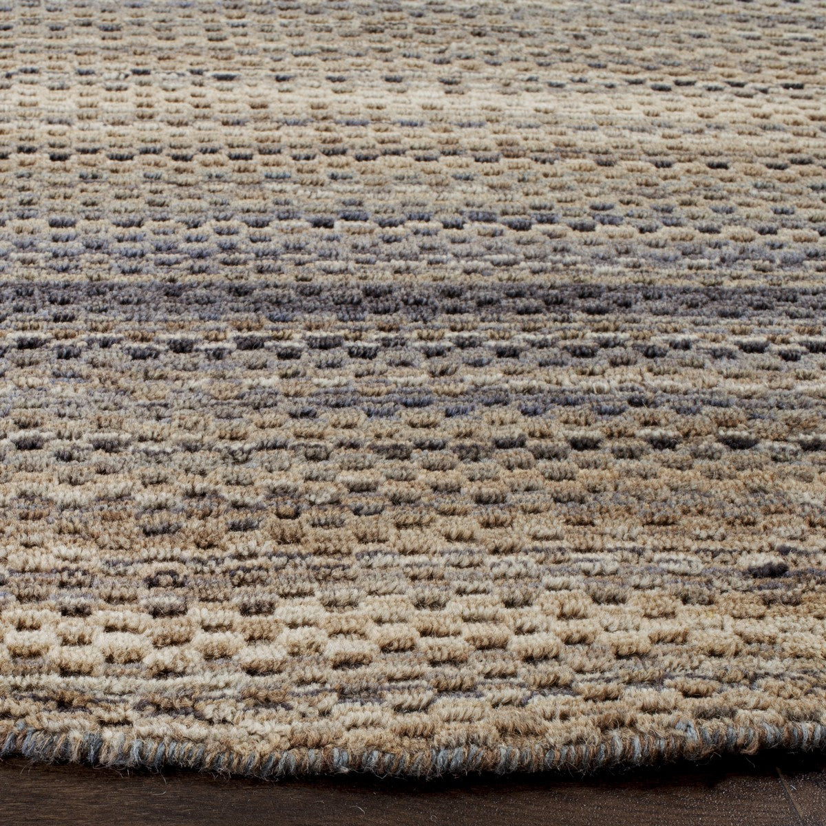 Exquisite Indian Hand - Loomed Wool Rug: Luxurious Comfort for Your Space