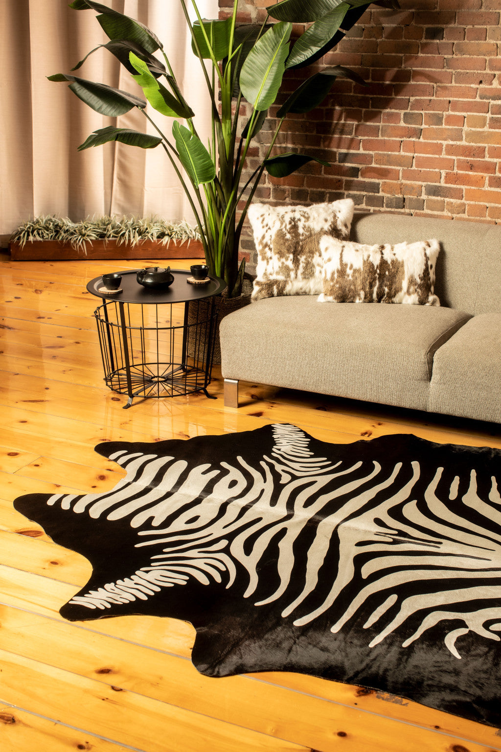 Exquisite Hand-Knotted Cowhide Area Rug - A Distinctive Artisan-Crafted Piece for Adding Warmth and Style to Any Room