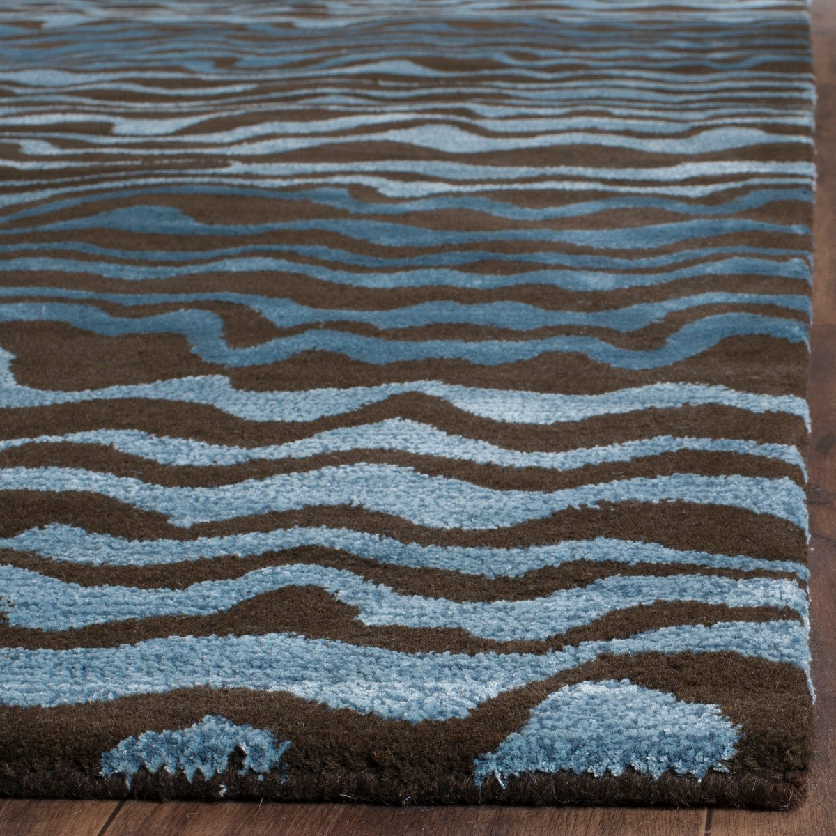 Elegant Transitional Soho Hand - Tufted Wool & Viscose Rug for Modern and Traditional Homes