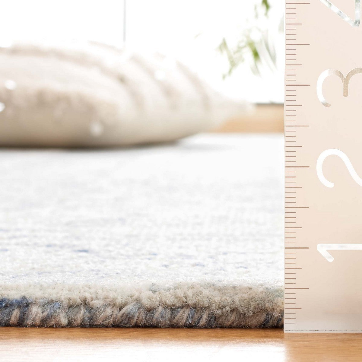 Luxurious Modern Hand-Tufted Abstract Rug in Wool Blend for Stylish Home Comfort