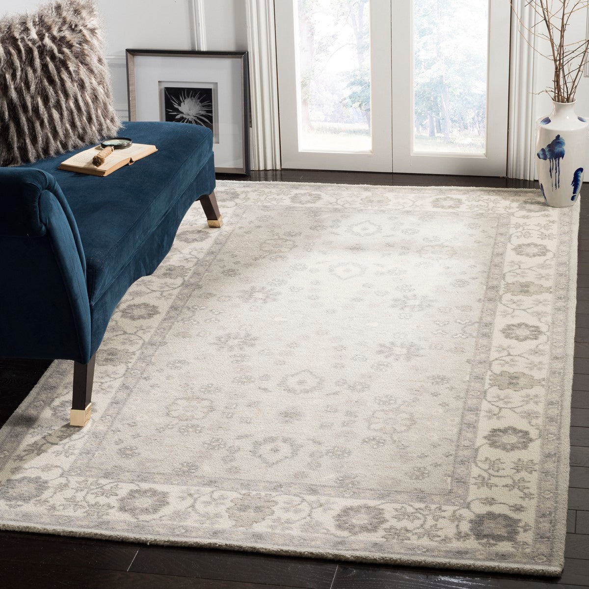 Safavieh Luxury Hand - Tufted Area Rug Crafted from a Premium Blend of Wool and Viscose for Stylish and Comfortable Home Decor