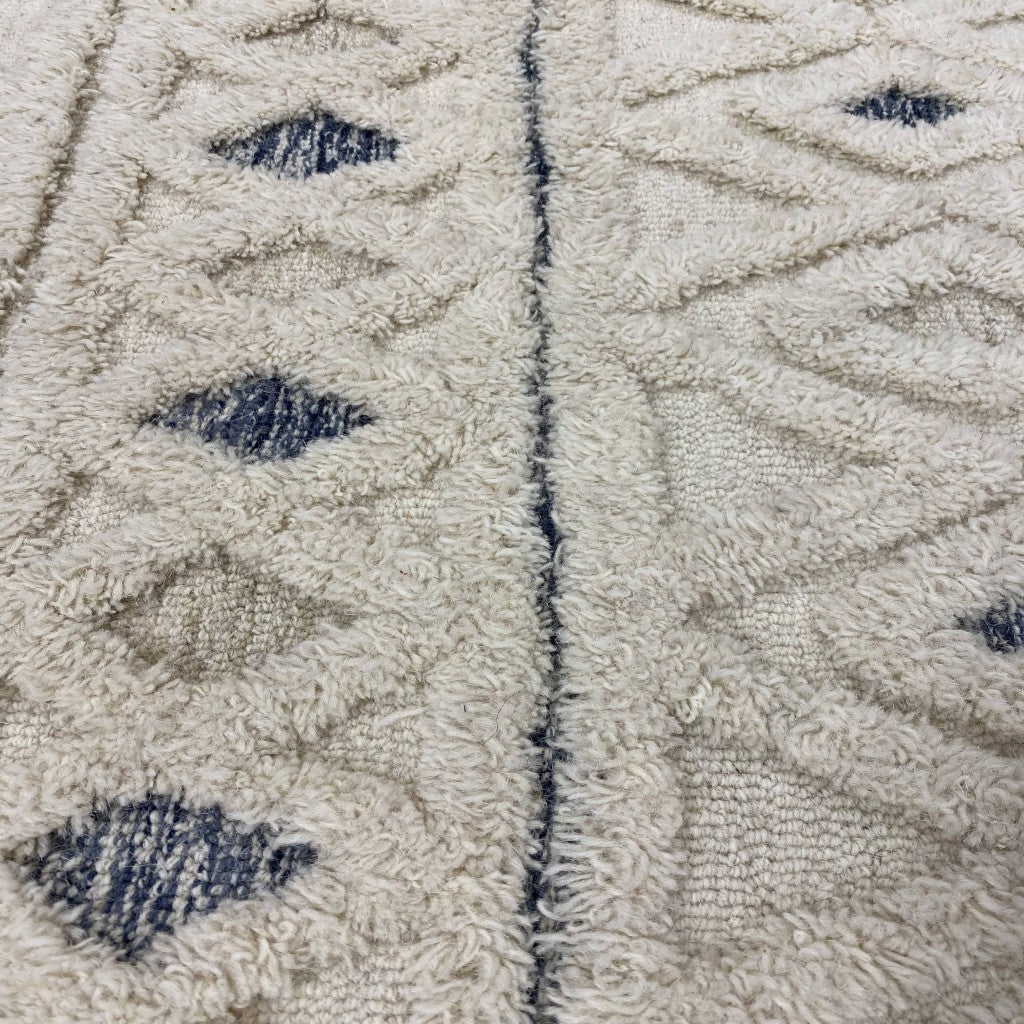 Luxurious Round Area Rug with Cream and Blue Striped Diamonds - Cozy and Durable Wool Decor Suitable for Any Interior Space