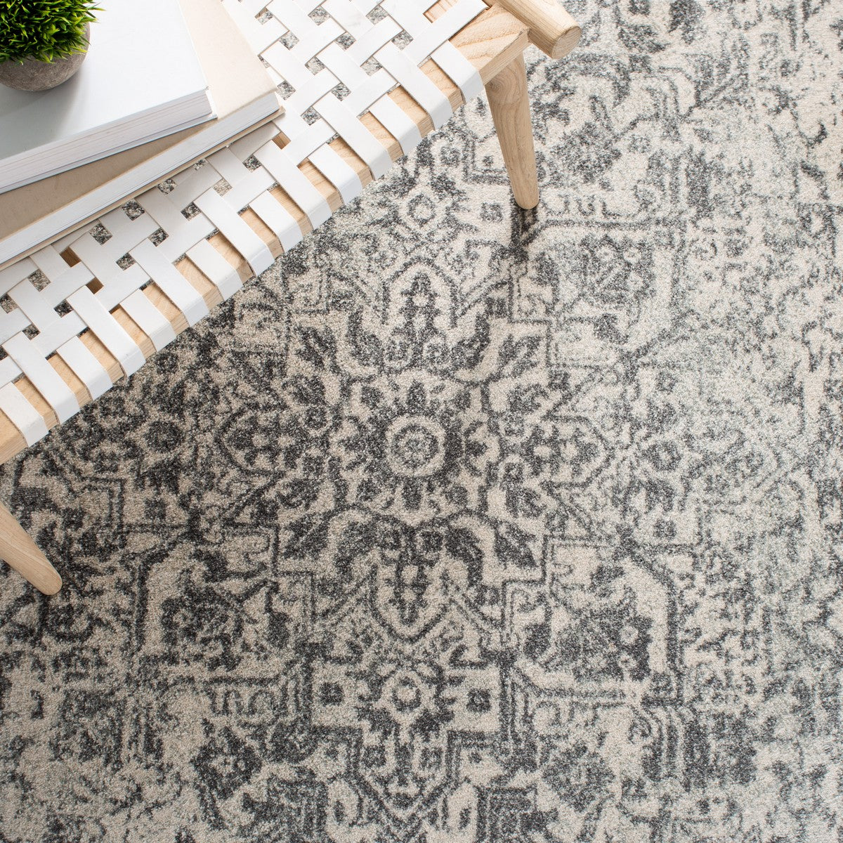 Stylish Evoke Transitional Area Rug - Durable Blend of Polypropylene, Jute & More