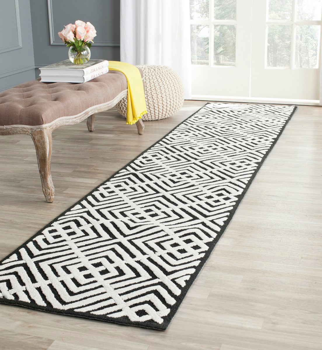 Safavieh Newport Hand-Hooked Rug: Elegant Transitional Style with Vivid Colors for Home