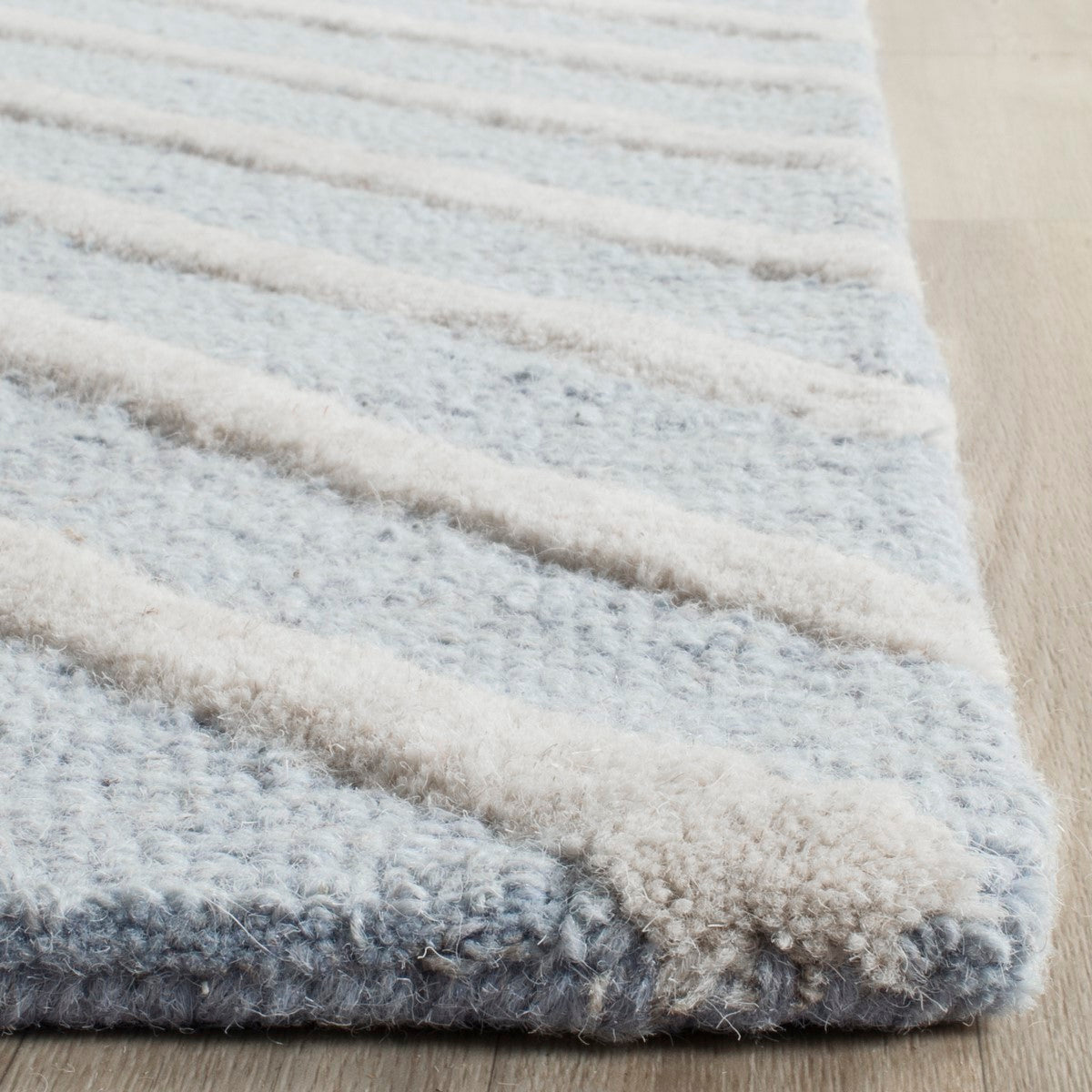 Luxurious Hand-Tufted Cambridge Wool Area Rug with Timeless Motifs for Elegant Homes
