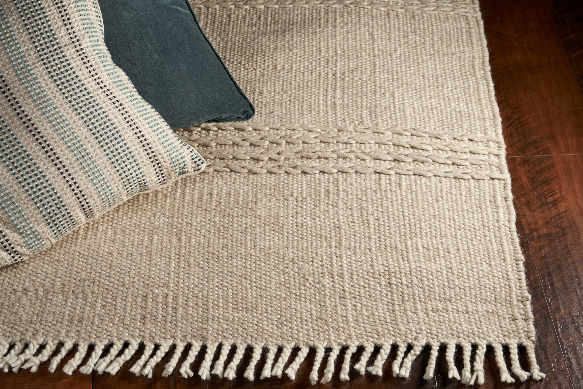 Exquisite Hand-Woven Natural Cable Knit Area Rug with Elegant and Contemporary Design for Enhancing Home Decor