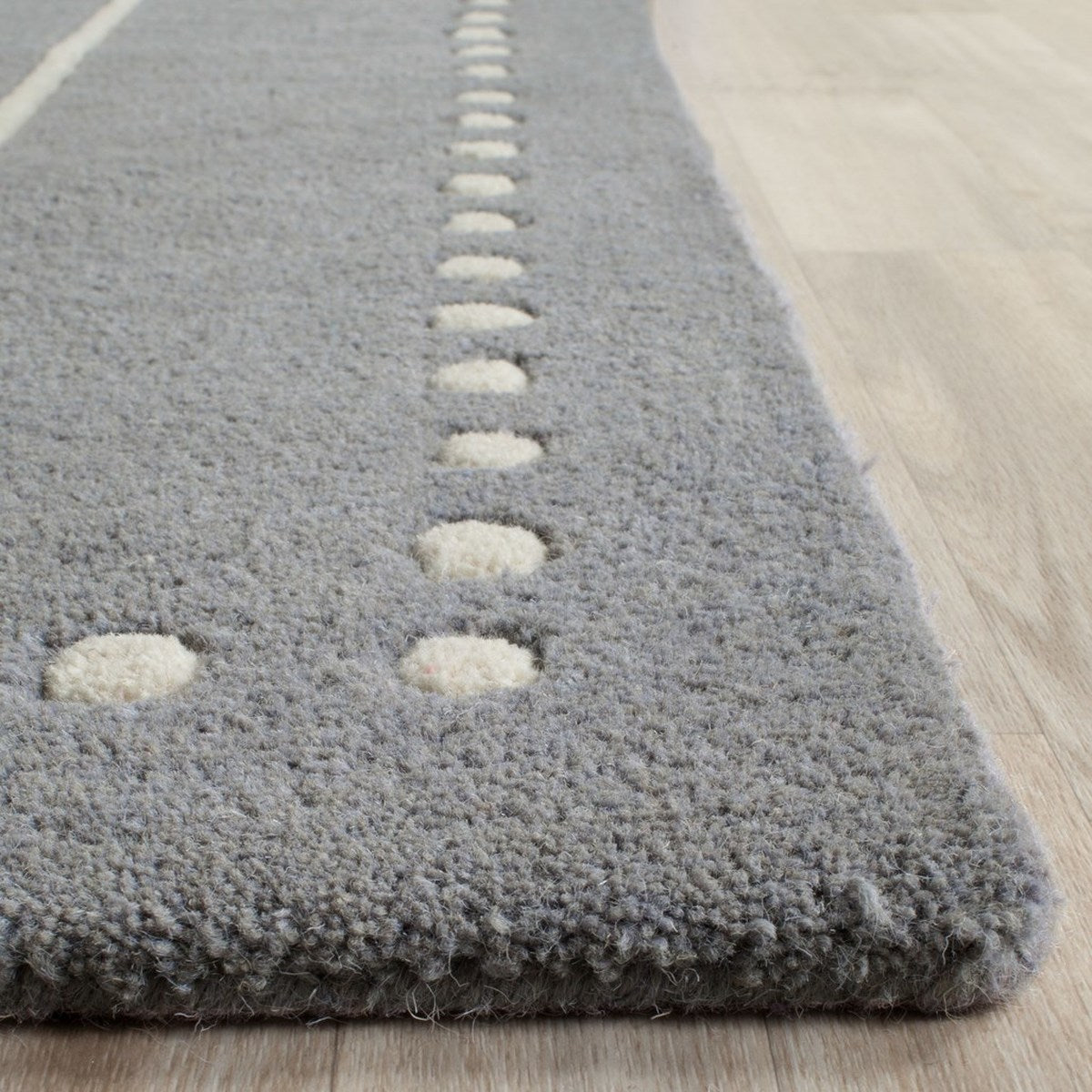 Exquisitely Designed Hand-Tufted Indian Wool Rug with 8mm Luxurious Pile