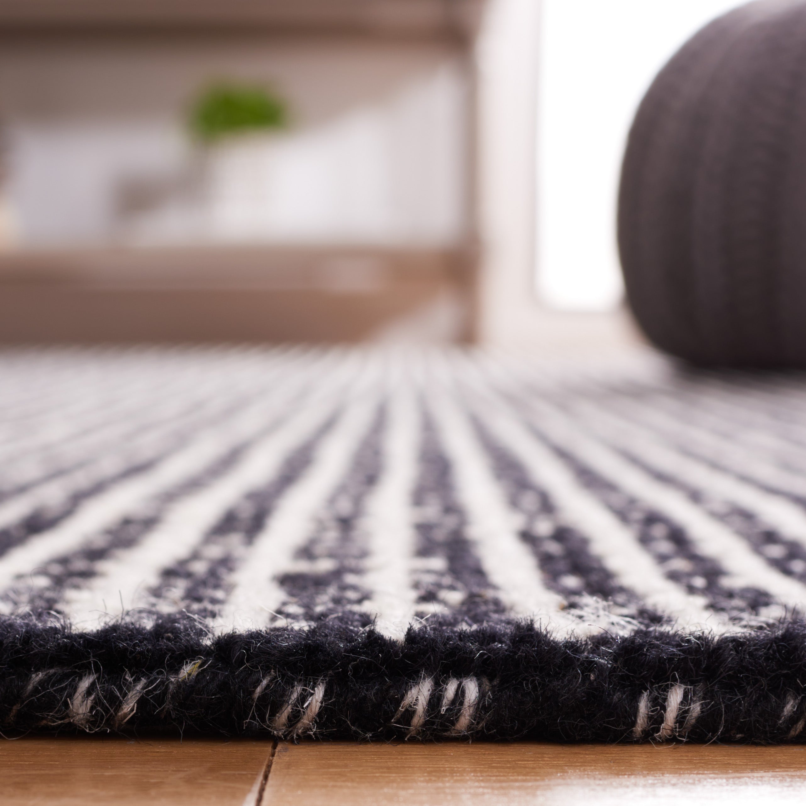 Exquisite Abstract Hand - Crafted Modern Area Rug Made from a Sumptuous Blend of Wool and Cotton, Ideal for Every Interior Space