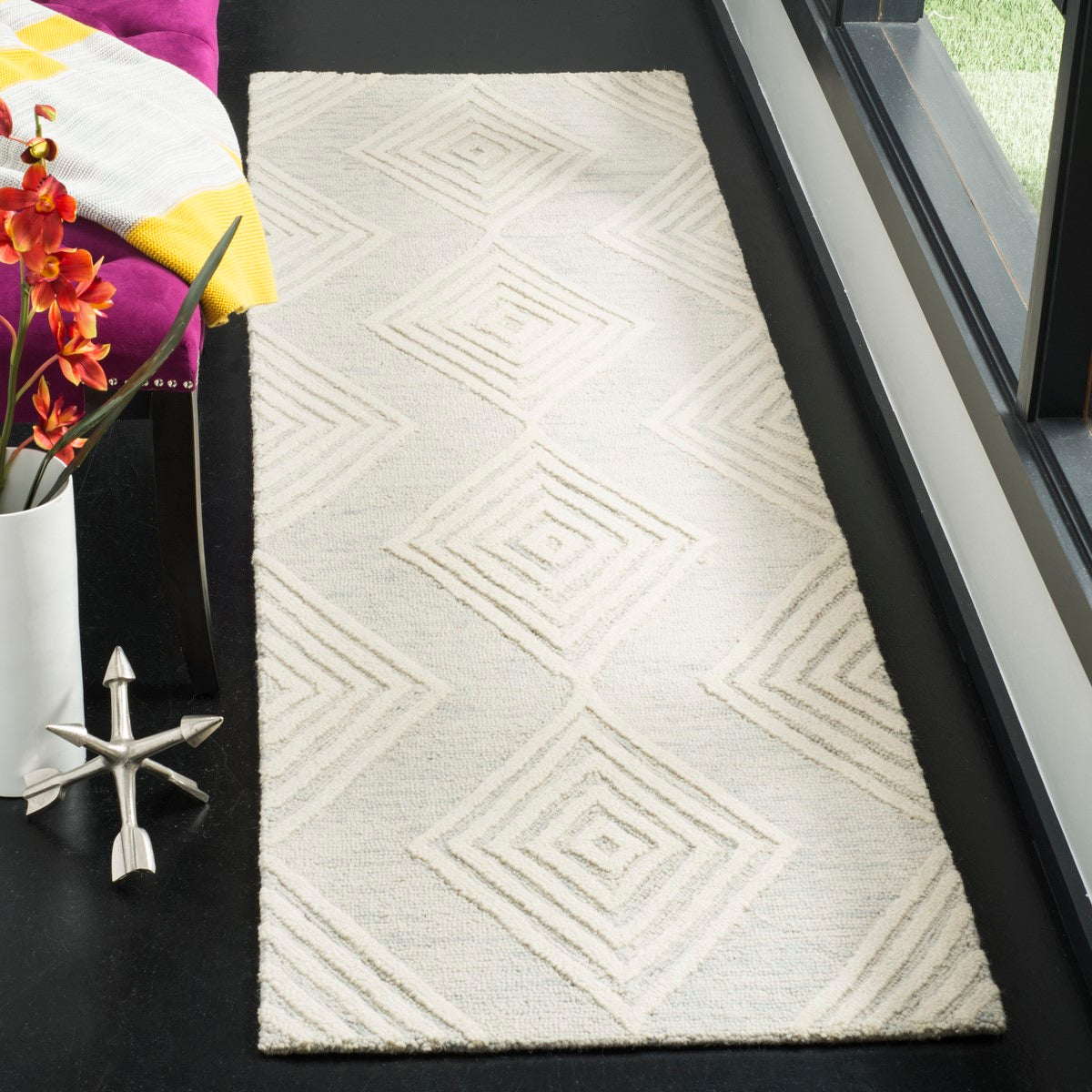 Safavieh Luxury Hand - Tufted Blossom Wool Pile Area Rug for Exquisite Home Decor