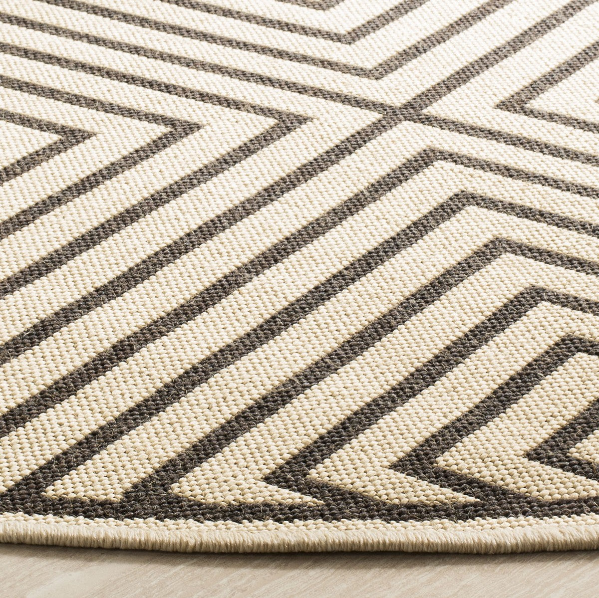 Linden Indoor/Outdoor Power-Loomed Polypropylene Rug - Ideal for Durable and Stylish Living Environments