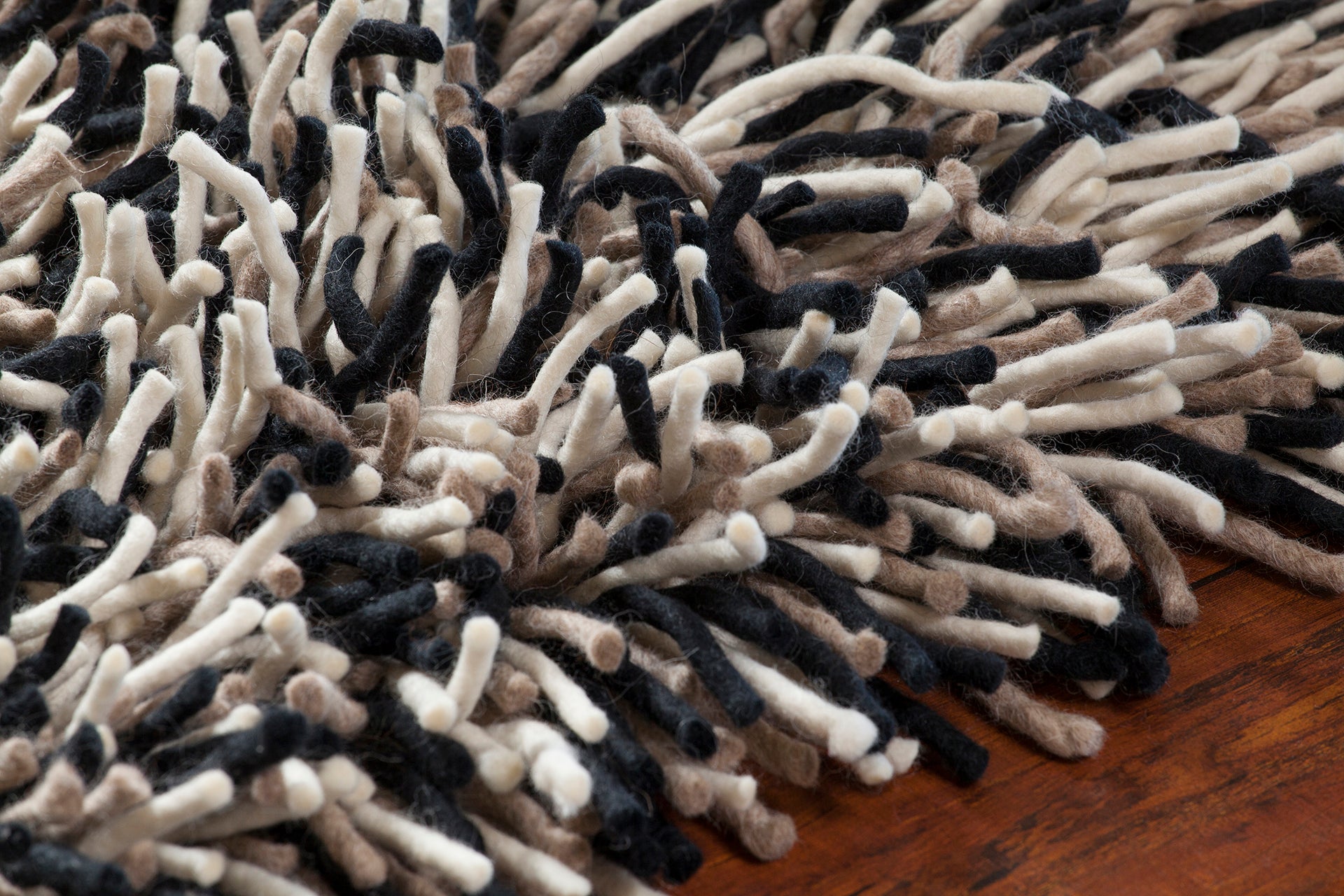 Big Jos' Lavish 100% Wool Hand-Woven Contemporary Shag Area Rug for a Warm and Sophisticated Home Interior Decor