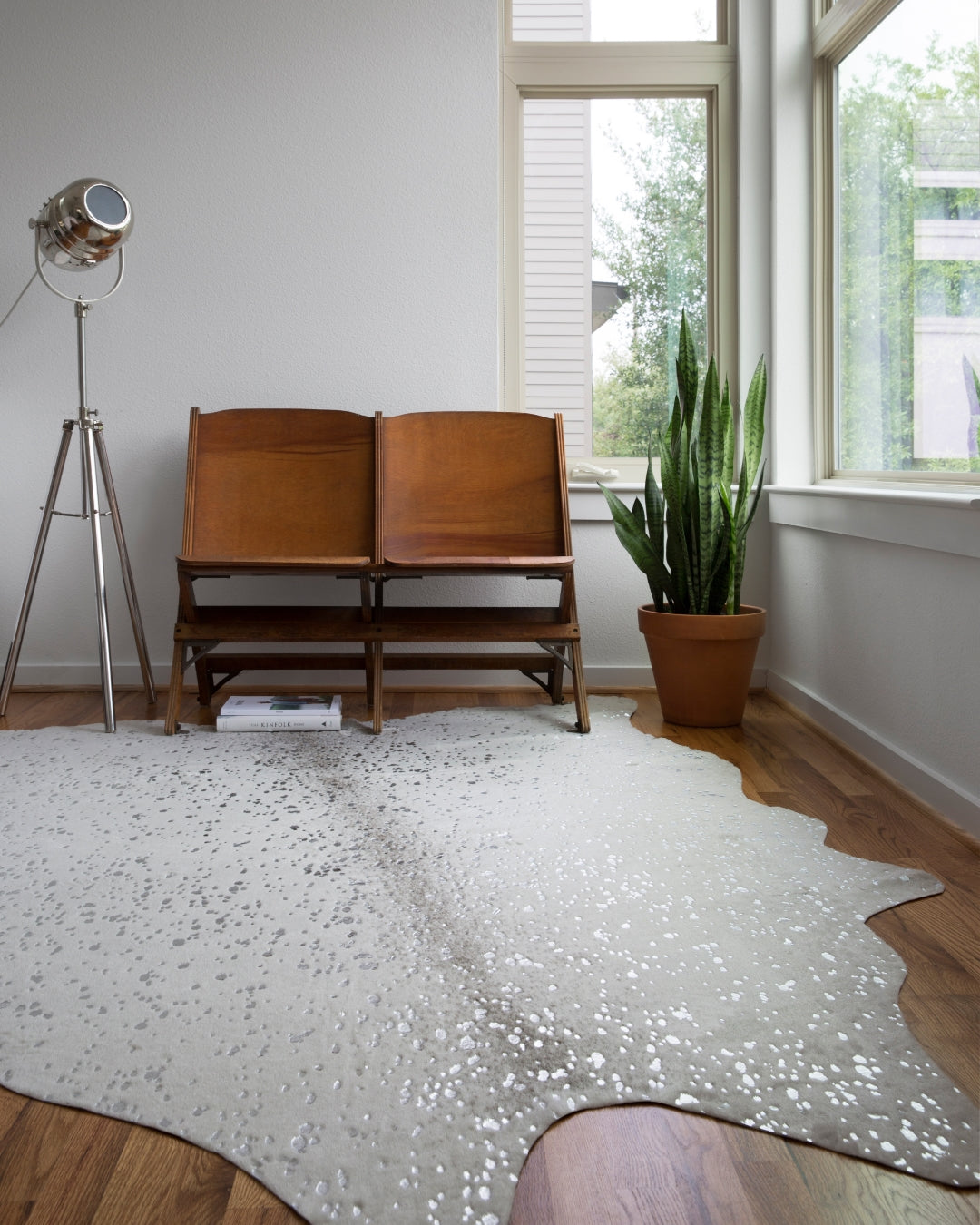 Bryce Contemporary Power Loomed 100% Acrylic Rug with Stunning Metallic Accents for Every Space