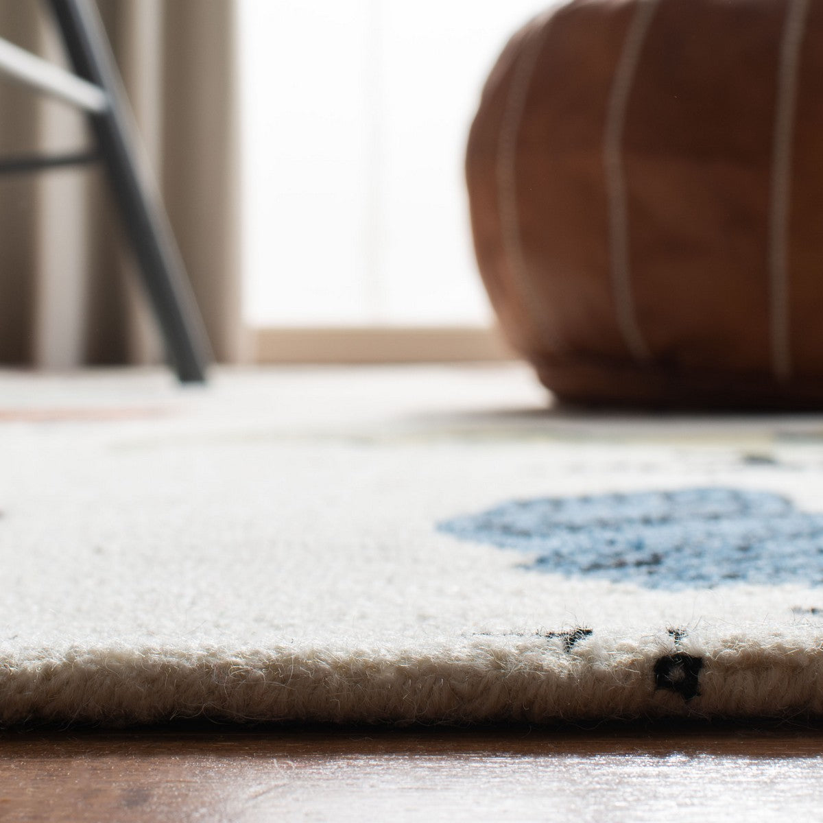 Exquisite Novelty Contemporary Hand-Tufted Wool Pile Floor Rug for a Sumptuous and Elegant Home Decor