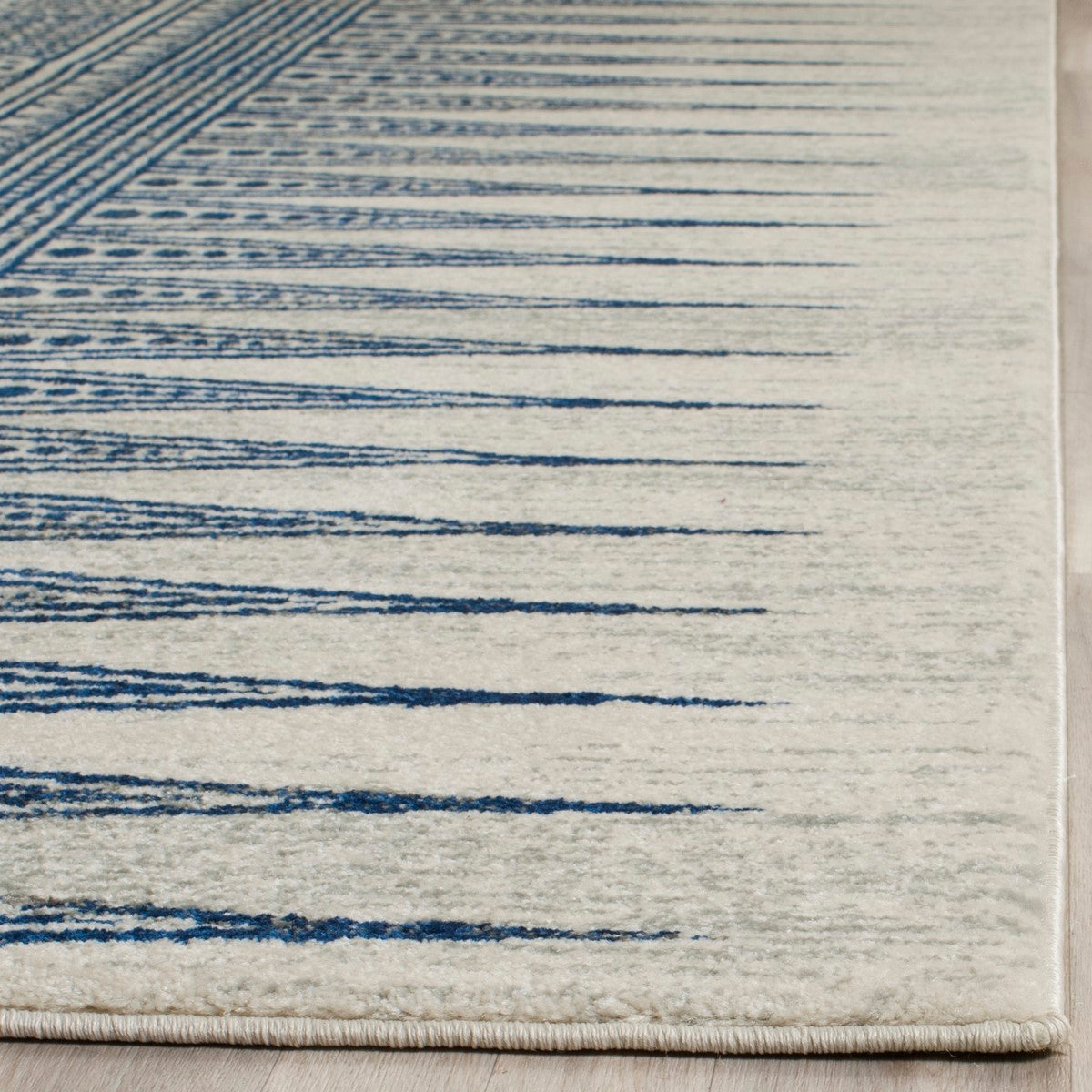 Safavieh Evoke Frieze Rug - Luxurious, Soft, Easy - Care for Transitional Homes