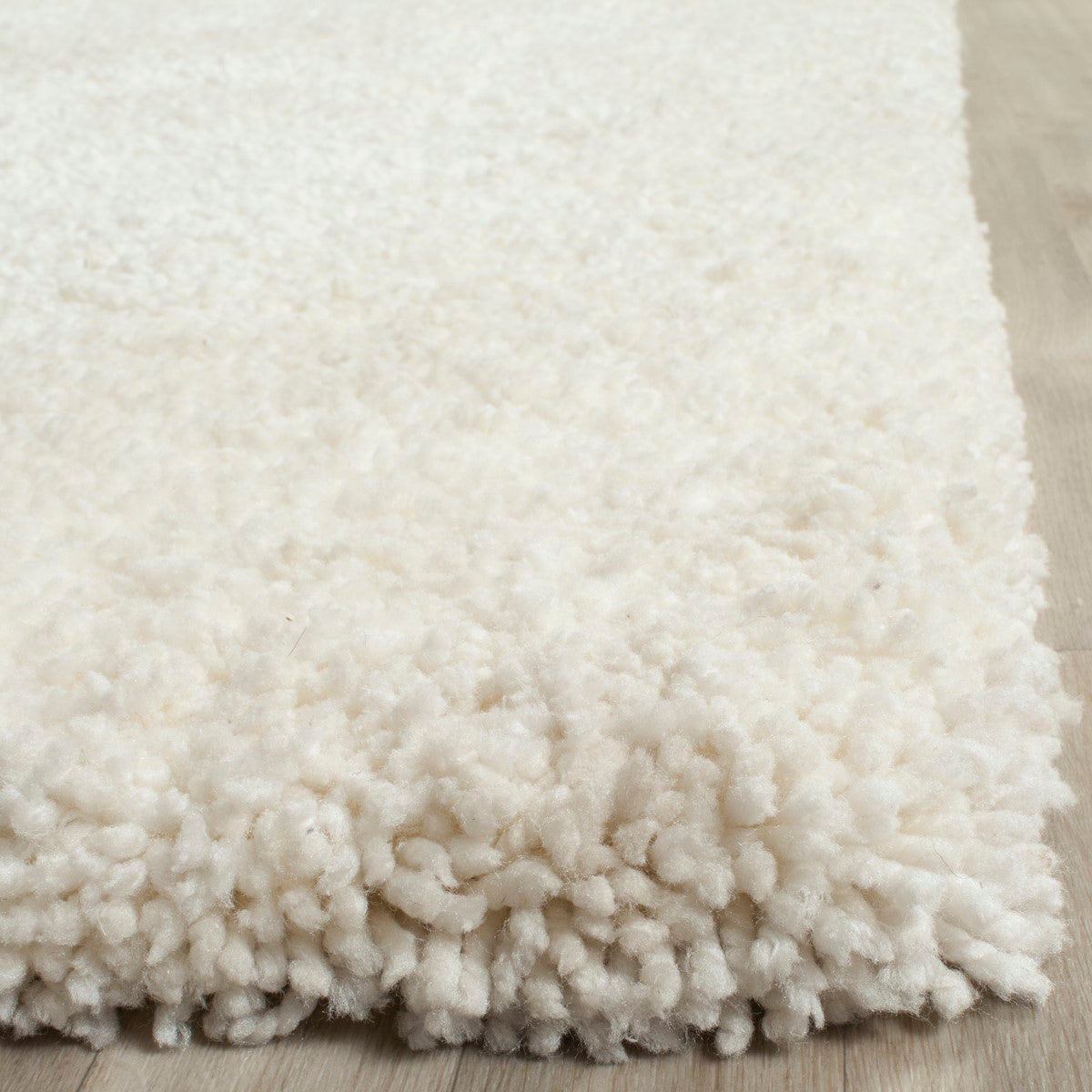 Safavieh Ultimate Hand-Tufted Shag Area Rug - Offering Luxurious Comfort, Textured Warmth, and Hassle-Free Maintenance for Contemporary Modern Homes