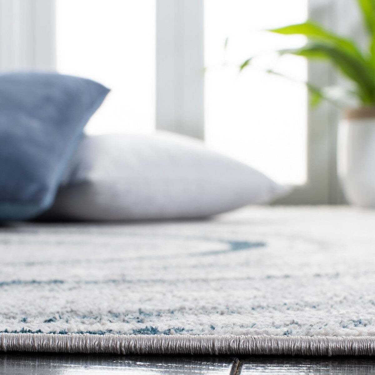 Luxurious Modern Polyester Power - Loomed Rug from Turkey for Any Space