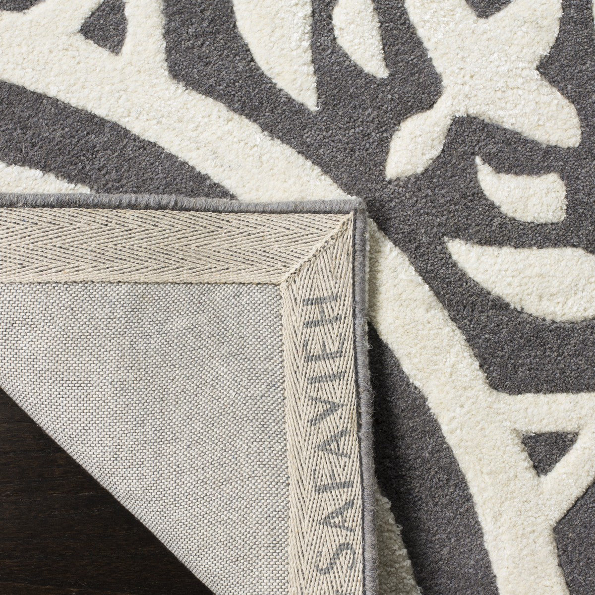 Bella Collection Hand-Tufted Pure Wool Rug: Blend of Traditional and Modern Design