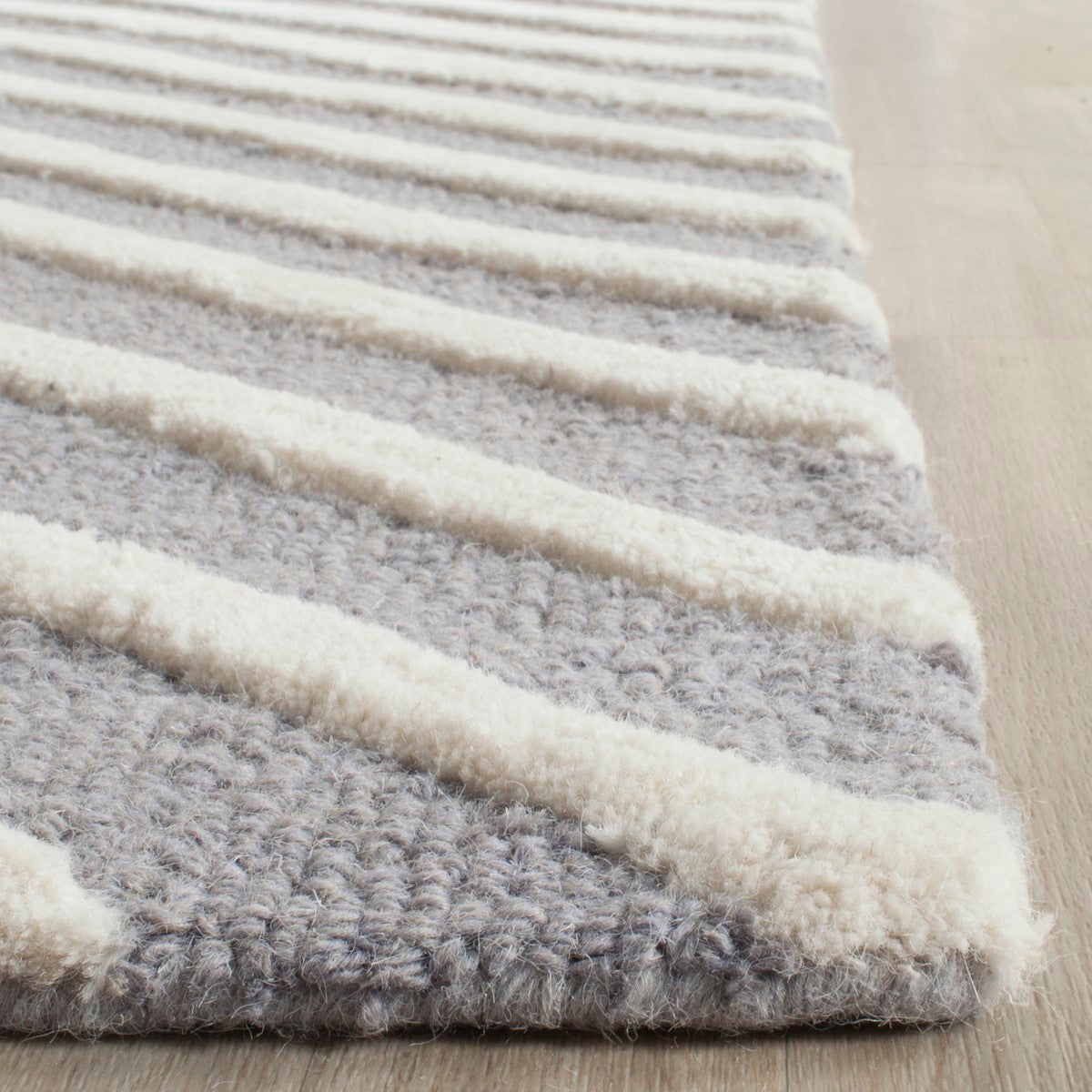 Luxurious Hand-Tufted Cambridge Wool Area Rug with Timeless Motifs for Elegant Homes