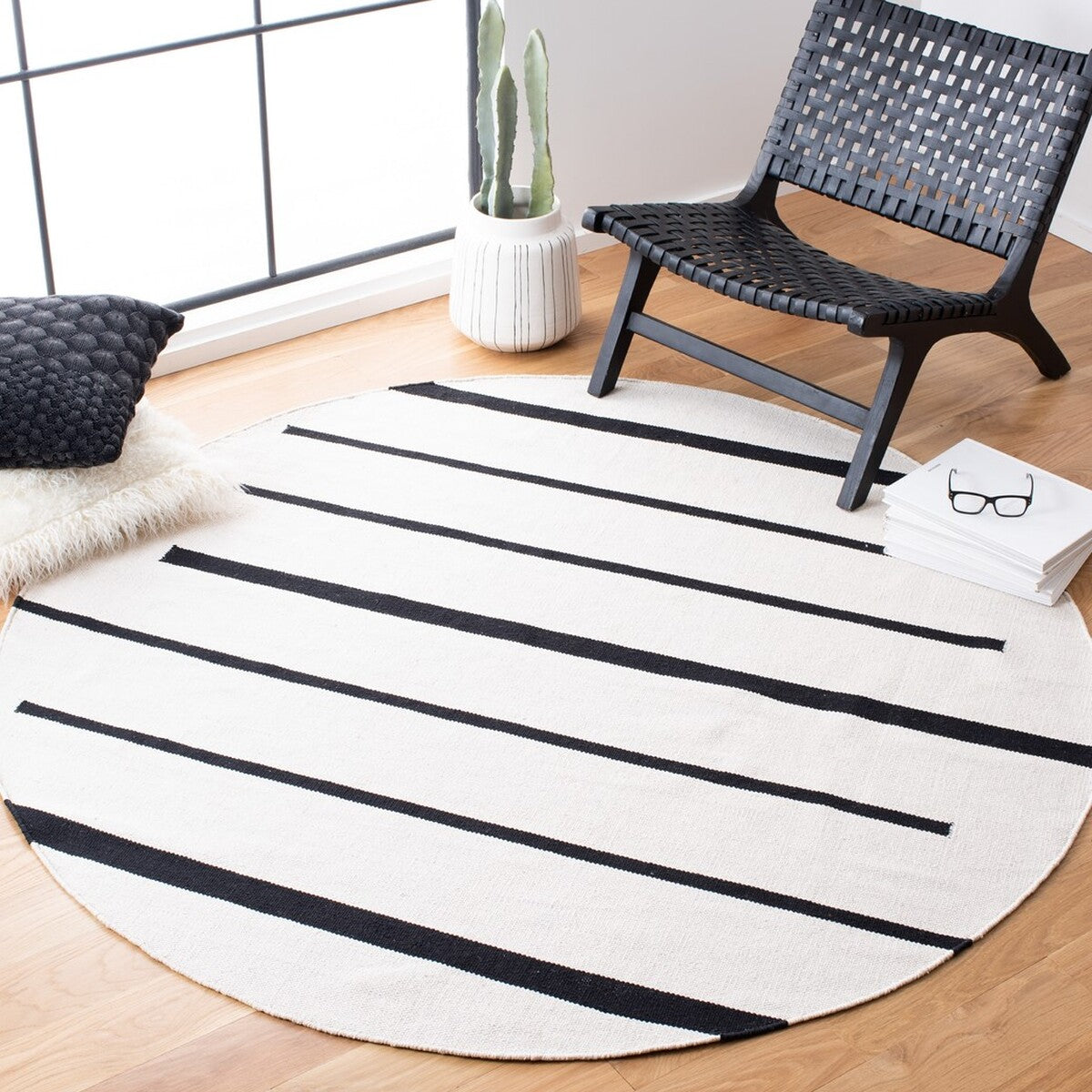 Stylish Indian Hand-Woven Cotton Contemporary Area Rug for Cozy Home Spaces