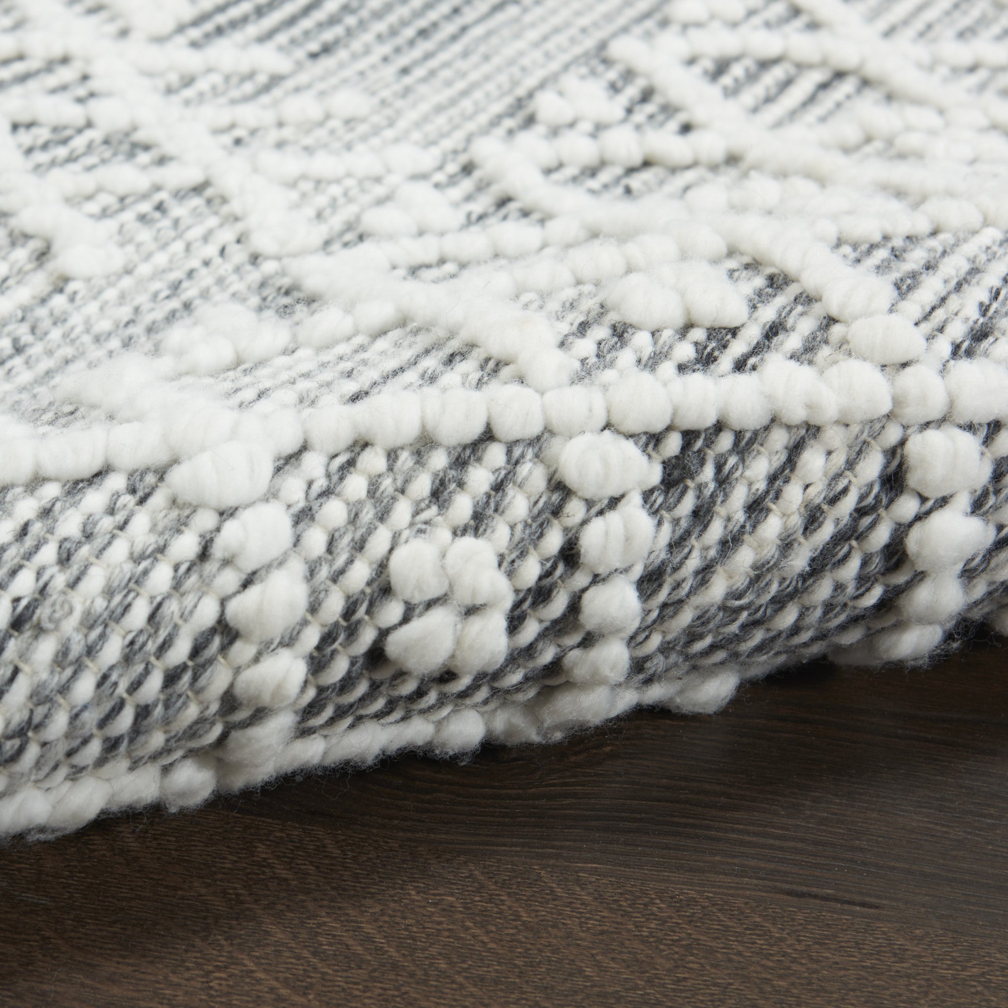 Stylish Geometric Hand-Woven Gray and Ivory Area Rug Measuring 4 Feet by 6 Feet with Trendy Fringe for Decorative Purposes