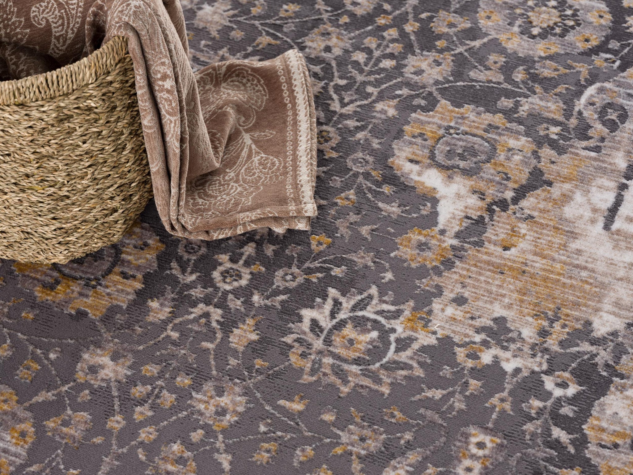 Exquisite Gray and Ivory Oriental Style Power Loom Runner Rug - Ideal Decor for Fashionable Living Spaces and Hallways