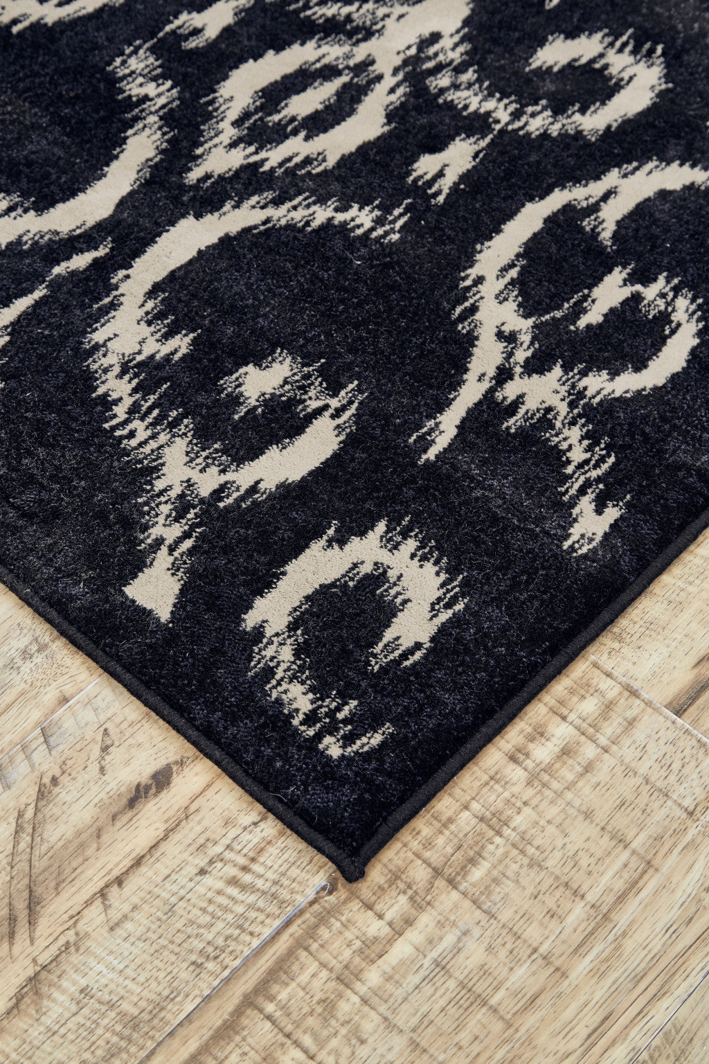 Luxurious Wool Blend Elegant Damask Power Loom Runner Rug for Stylish Homes